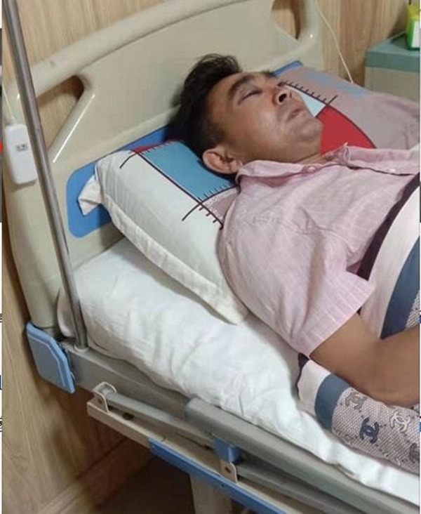 6 giây sinh tử khi người đàn ông lao đến cứu bé trai rơi từ tầng 4, đứa trẻ may mắn thoát nạn nhưng người hùng lãnh kết cục tả tơi-6