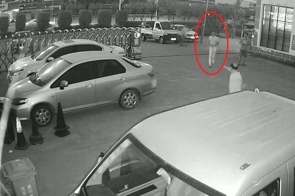 Clip: Rơi khỏi tầng 4, bé trai được người đàn ông cứu sống ngoạn mục-1