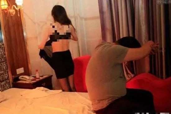 Bắt tại trận vợ lên giường với trai, chồng buộc nhân tình đưa tiền bịt miệng, nạn nhân muối mặt báo cảnh sát mới biết sự thật phũ phàng
