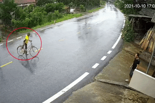 Bạt trên xe tải rơi trúng mặt người đi đường, khoảnh khắc kinh hoàng sau đó khiến ai cũng rụng rời-2