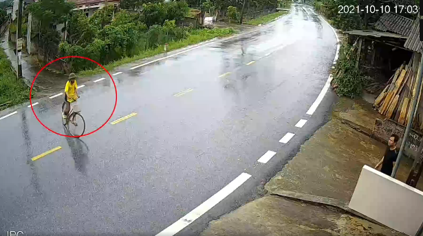 Người đàn ông đi xe đạp bị ô tô tải đâm nằm bất động giữa đường, khoảnh khắc vụ tai nạn chỉ ra lỗi sai nghiêm trọng-1