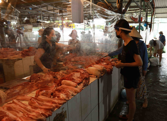 Giá lợn hơi chạm đáy, thịt lợn ở chợ và siêu thị vẫn đứng im-2