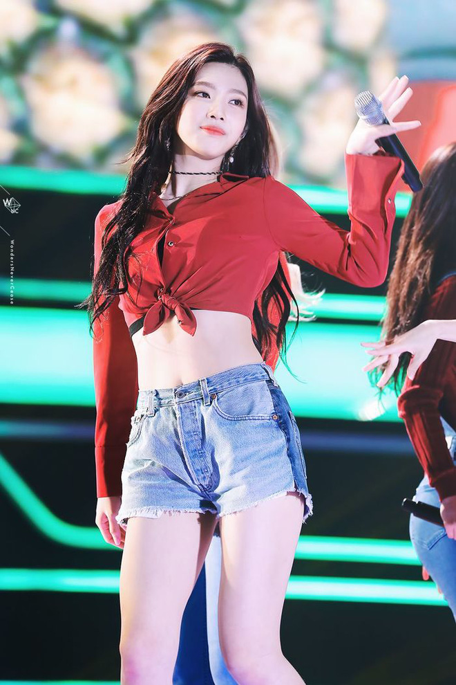 3 kiểu body idol Kpop khiến fan tranh cãi xem đâu mới là đỉnh chóp nhất: Họ mặc gì giúp tôn dáng?-12