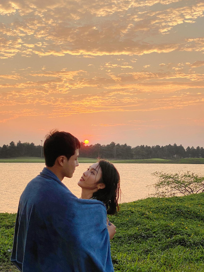 11 tháng 5 ngày: Khả Ngân tình tứ bón cho Thanh Sơn ăn trong hậu trường, bảo sao fan không đẩy thuyền-8