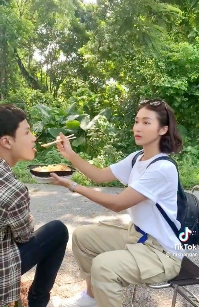 11 tháng 5 ngày: Khả Ngân tình tứ bón cho Thanh Sơn ăn trong hậu trường, bảo sao fan không đẩy thuyền-2