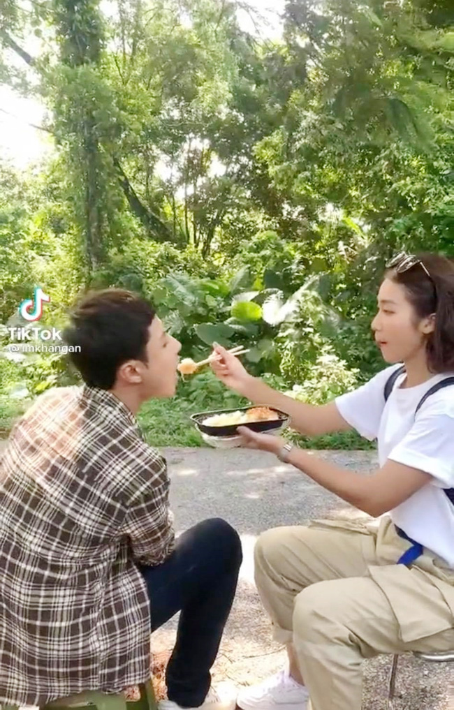 11 tháng 5 ngày: Khả Ngân tình tứ bón cho Thanh Sơn ăn trong hậu trường, bảo sao fan không đẩy thuyền-1