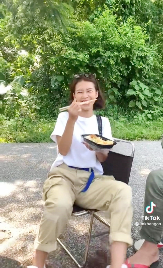 11 tháng 5 ngày: Khả Ngân tình tứ bón cho Thanh Sơn ăn trong hậu trường, bảo sao fan không đẩy thuyền-4