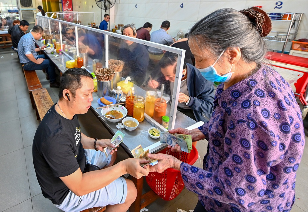 Khi nào người Hà Nội được đi ăn phở, ngồi quán cà phê?-1