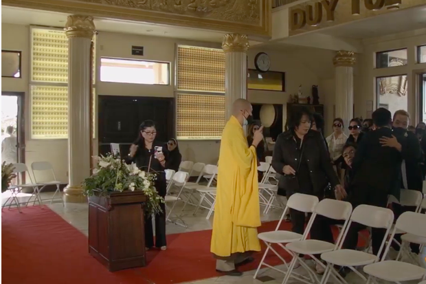 Tang lễ cố ca sĩ Phi Nhung ở Mỹ: Việt Hương khóc nức nở trong vòng tay Wendy Phạm, tiết lộ di nguyện cuối cùng của cố nghệ sĩ-67