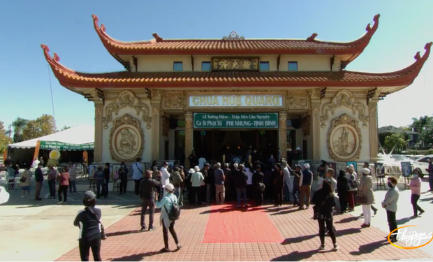 Tang lễ cố ca sĩ Phi Nhung ở Mỹ: Việt Hương khóc nức nở trong vòng tay Wendy Phạm, tiết lộ di nguyện cuối cùng của cố nghệ sĩ-68