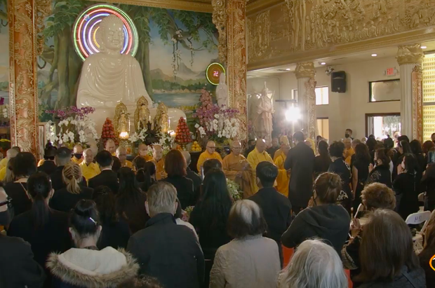 Tang lễ cố ca sĩ Phi Nhung ở Mỹ: Việt Hương khóc nức nở trong vòng tay Wendy Phạm, tiết lộ di nguyện cuối cùng của cố nghệ sĩ-66