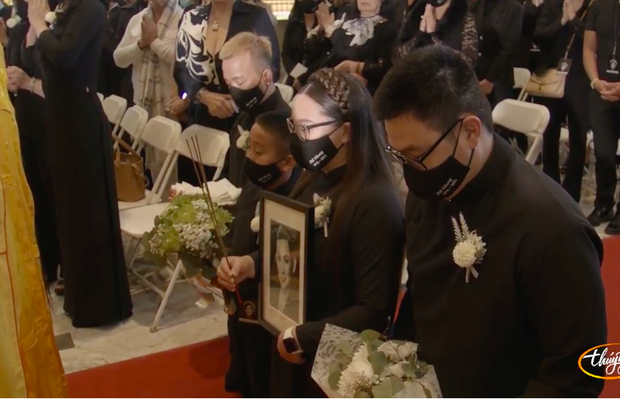 Tang lễ cố ca sĩ Phi Nhung ở Mỹ: Việt Hương khóc nức nở trong vòng tay Wendy Phạm, tiết lộ di nguyện cuối cùng của cố nghệ sĩ-61