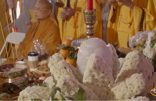 Tang lễ cố ca sĩ Phi Nhung ở Mỹ: Việt Hương khóc nức nở trong vòng tay Wendy Phạm, tiết lộ di nguyện cuối cùng của cố nghệ sĩ-53