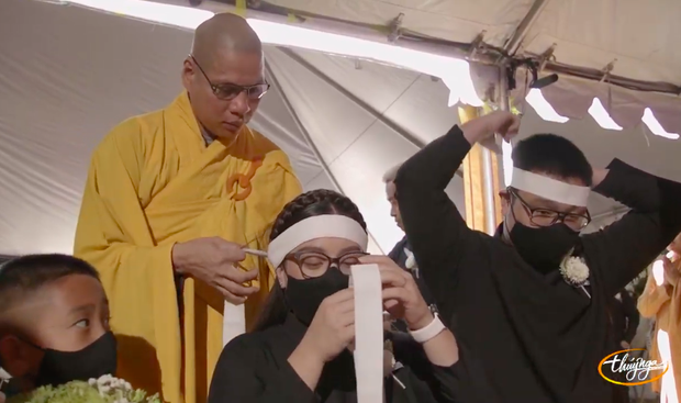 Tang lễ cố ca sĩ Phi Nhung ở Mỹ: Việt Hương khóc nức nở trong vòng tay Wendy Phạm, tiết lộ di nguyện cuối cùng của cố nghệ sĩ-49