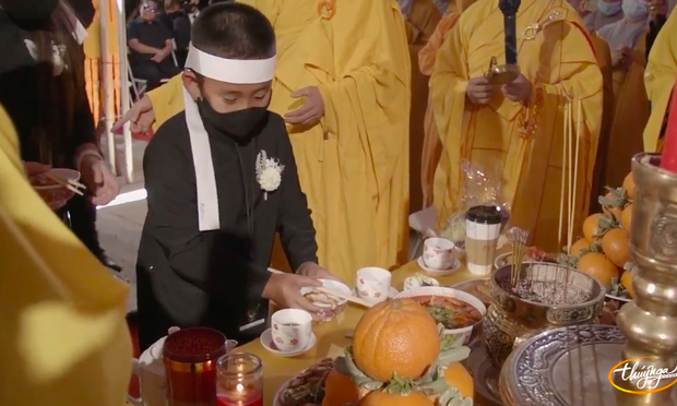 Tang lễ cố ca sĩ Phi Nhung ở Mỹ: Việt Hương khóc nức nở trong vòng tay Wendy Phạm, tiết lộ di nguyện cuối cùng của cố nghệ sĩ-52