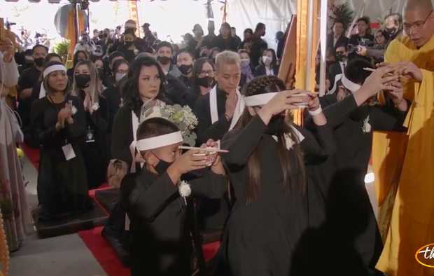 Tang lễ cố ca sĩ Phi Nhung ở Mỹ: Việt Hương khóc nức nở trong vòng tay Wendy Phạm, tiết lộ di nguyện cuối cùng của cố nghệ sĩ-50