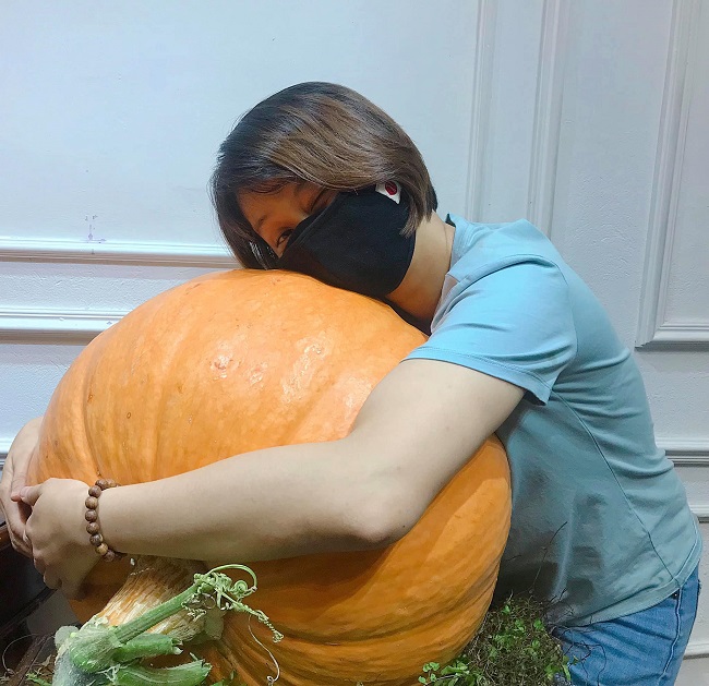 Bí ngô siêu to khổng lồ” có giá vài triệu đồng/quả, cửa hàng lấy không kịp bán-2