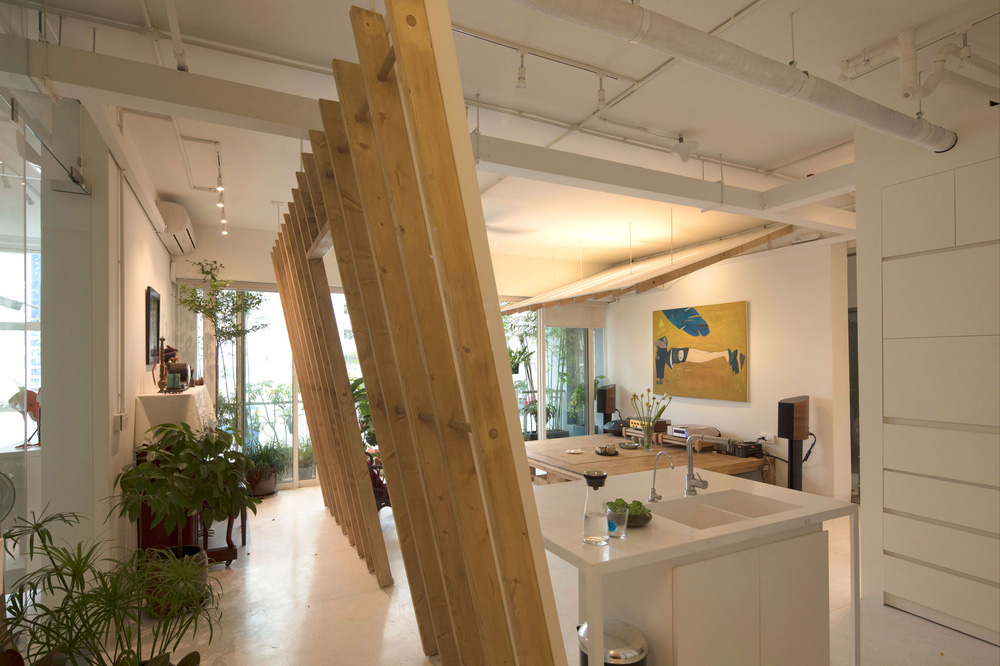 Căn hộ Quận 2 Sài Gòn làm vách nghiêng độc đáo giữa nhà, dù ở tầng 14 nhưng rộng thoáng không kém nhà mặt đất-1