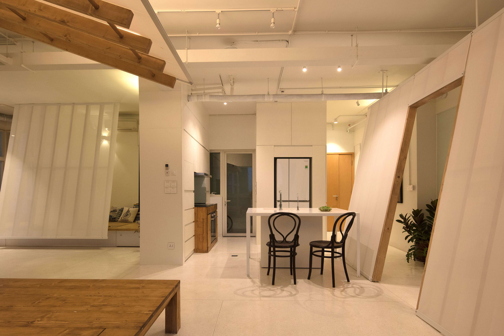 Căn hộ Quận 2 Sài Gòn làm vách nghiêng độc đáo giữa nhà, dù ở tầng 14 nhưng rộng thoáng không kém nhà mặt đất-4