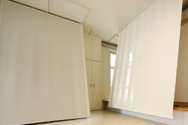 Căn hộ Quận 2 Sài Gòn làm vách nghiêng độc đáo giữa nhà, dù ở tầng 14 nhưng rộng thoáng không kém nhà mặt đất-11