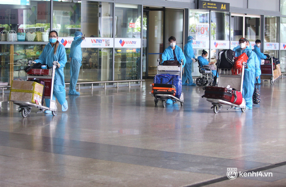 Anh trai ra sân bay, nghẹn ngào nhận tro cốt em gái mất vì Covid-19: Ở nhà gia đình đã lập sẵn bàn thờ, chỉ chờ ngày đón em về-1