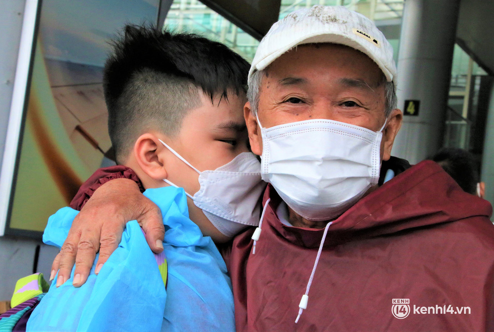 Anh trai ra sân bay, nghẹn ngào nhận tro cốt em gái mất vì Covid-19: Ở nhà gia đình đã lập sẵn bàn thờ, chỉ chờ ngày đón em về-2