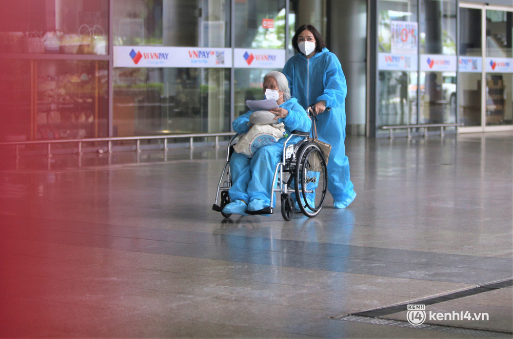 Anh trai ra sân bay, nghẹn ngào nhận tro cốt em gái mất vì Covid-19: Ở nhà gia đình đã lập sẵn bàn thờ, chỉ chờ ngày đón em về-3
