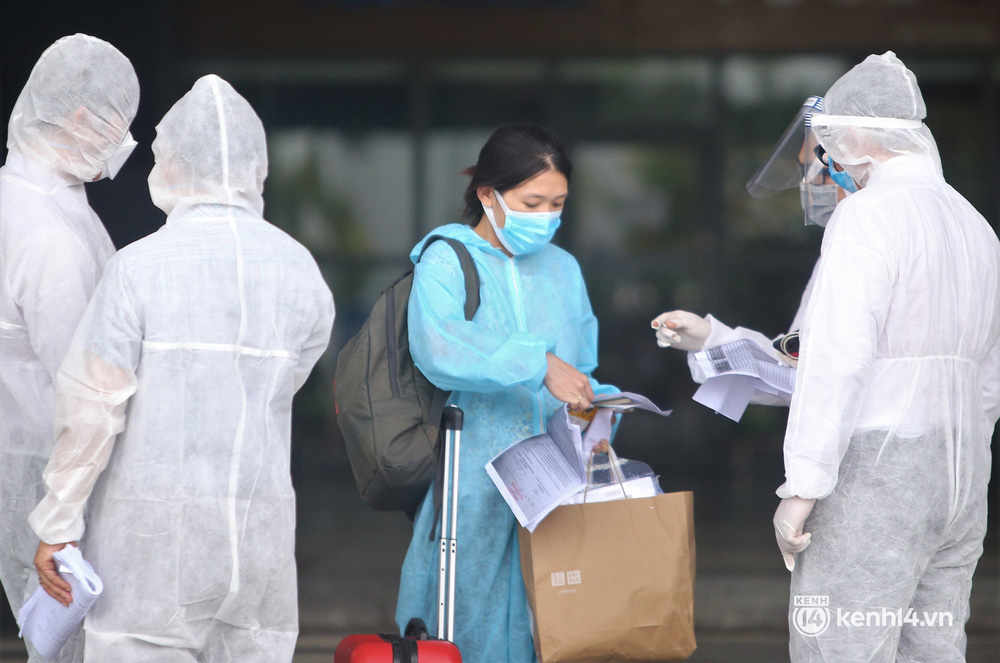 Anh trai ra sân bay, nghẹn ngào nhận tro cốt em gái mất vì Covid-19: Ở nhà gia đình đã lập sẵn bàn thờ, chỉ chờ ngày đón em về-4