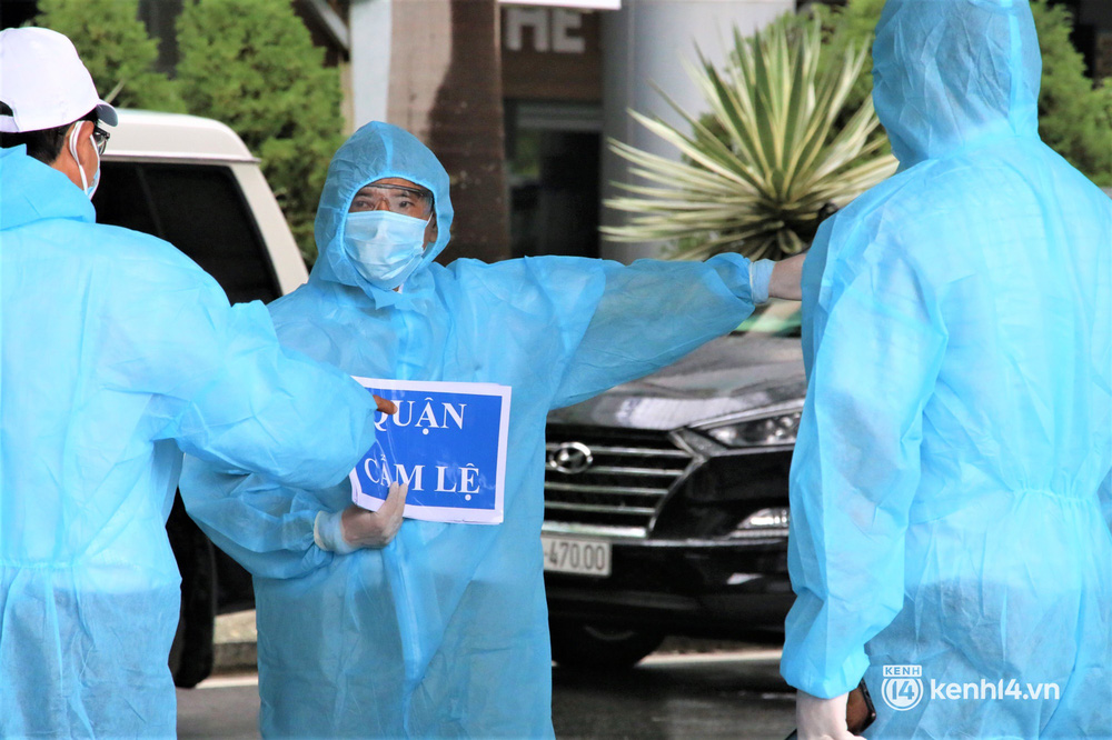 Anh trai ra sân bay, nghẹn ngào nhận tro cốt em gái mất vì Covid-19: Ở nhà gia đình đã lập sẵn bàn thờ, chỉ chờ ngày đón em về-6