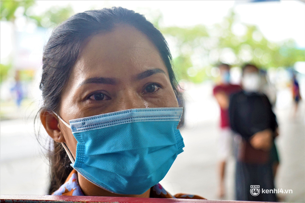 Anh trai ra sân bay, nghẹn ngào nhận tro cốt em gái mất vì Covid-19: Ở nhà gia đình đã lập sẵn bàn thờ, chỉ chờ ngày đón em về-7