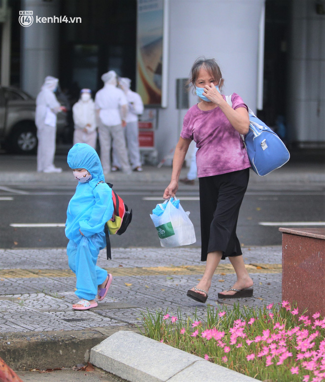Anh trai ra sân bay, nghẹn ngào nhận tro cốt em gái mất vì Covid-19: Ở nhà gia đình đã lập sẵn bàn thờ, chỉ chờ ngày đón em về-12