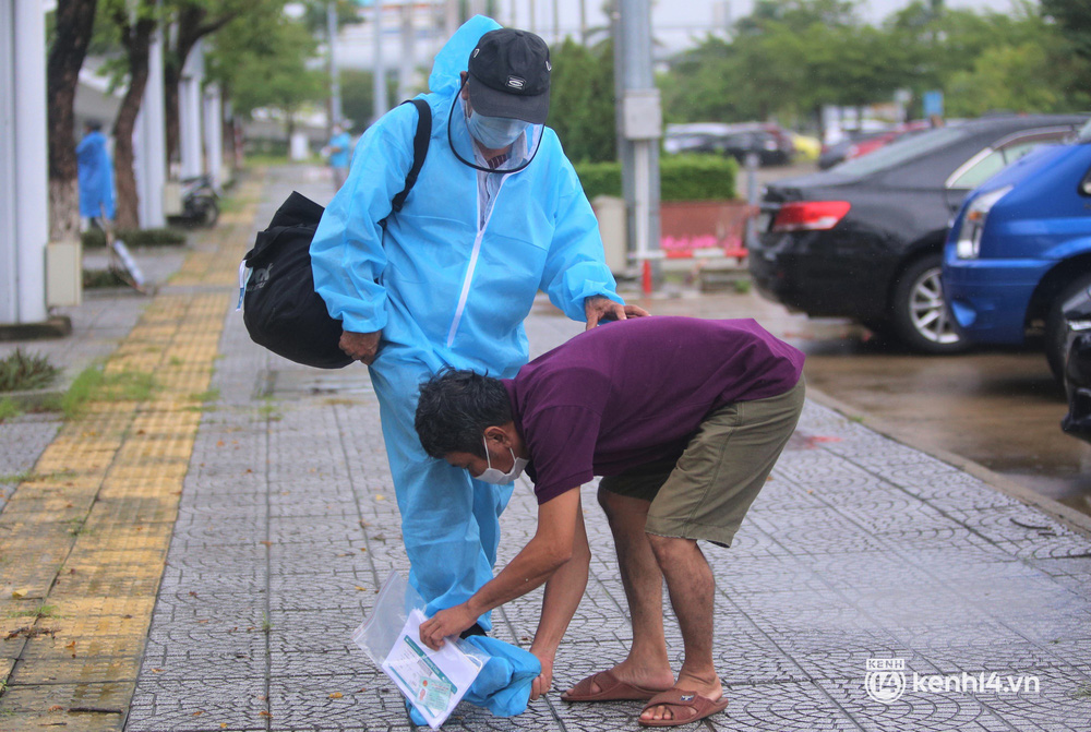Anh trai ra sân bay, nghẹn ngào nhận tro cốt em gái mất vì Covid-19: Ở nhà gia đình đã lập sẵn bàn thờ, chỉ chờ ngày đón em về-14
