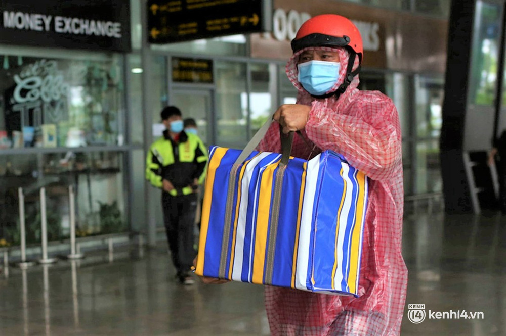 Anh trai ra sân bay, nghẹn ngào nhận tro cốt em gái mất vì Covid-19: Ở nhà gia đình đã lập sẵn bàn thờ, chỉ chờ ngày đón em về-15