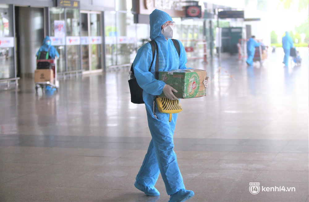 Anh trai ra sân bay, nghẹn ngào nhận tro cốt em gái mất vì Covid-19: Ở nhà gia đình đã lập sẵn bàn thờ, chỉ chờ ngày đón em về-16