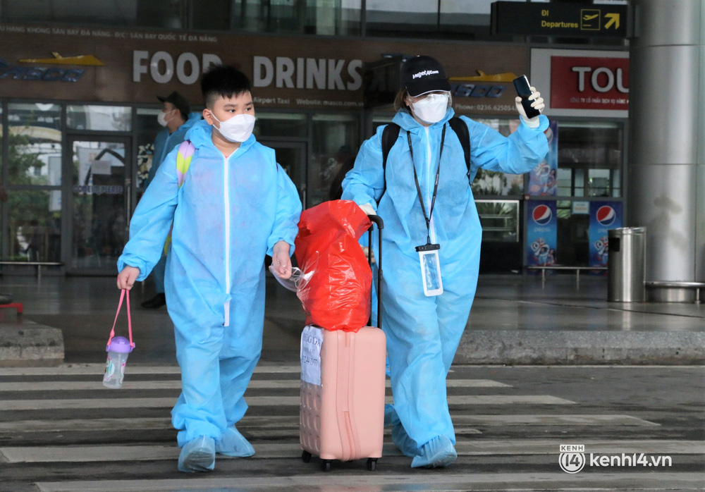 Anh trai ra sân bay, nghẹn ngào nhận tro cốt em gái mất vì Covid-19: Ở nhà gia đình đã lập sẵn bàn thờ, chỉ chờ ngày đón em về-17