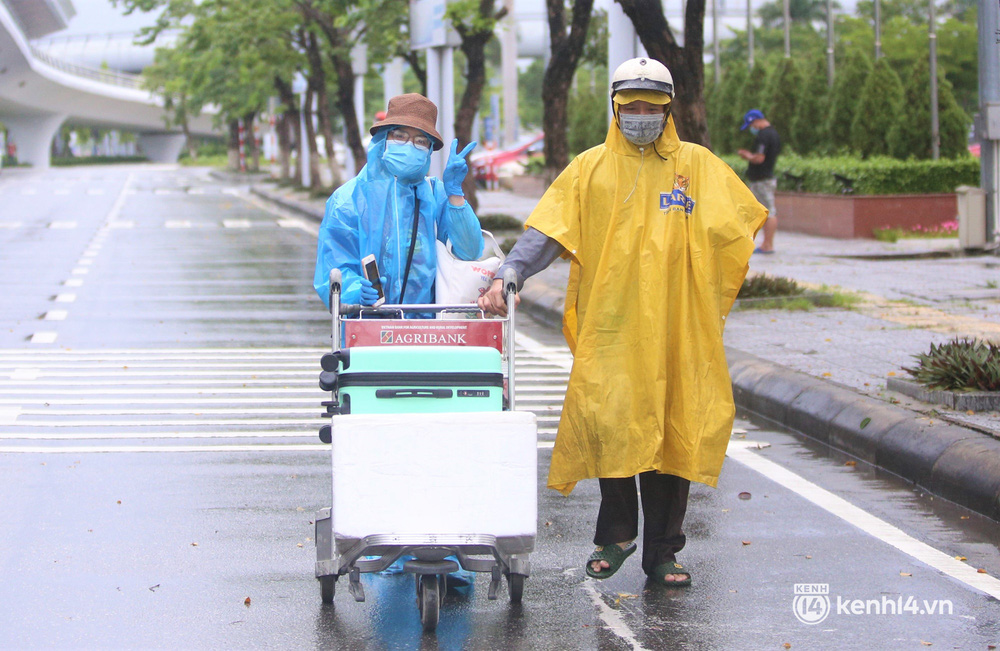 Anh trai ra sân bay, nghẹn ngào nhận tro cốt em gái mất vì Covid-19: Ở nhà gia đình đã lập sẵn bàn thờ, chỉ chờ ngày đón em về-19