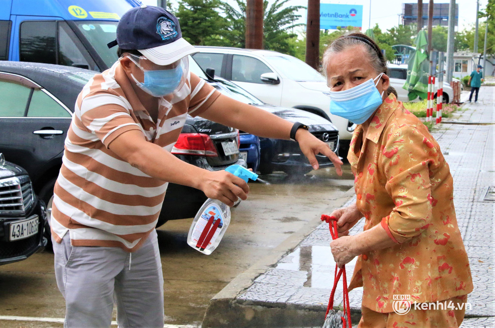 Anh trai ra sân bay, nghẹn ngào nhận tro cốt em gái mất vì Covid-19: Ở nhà gia đình đã lập sẵn bàn thờ, chỉ chờ ngày đón em về-20