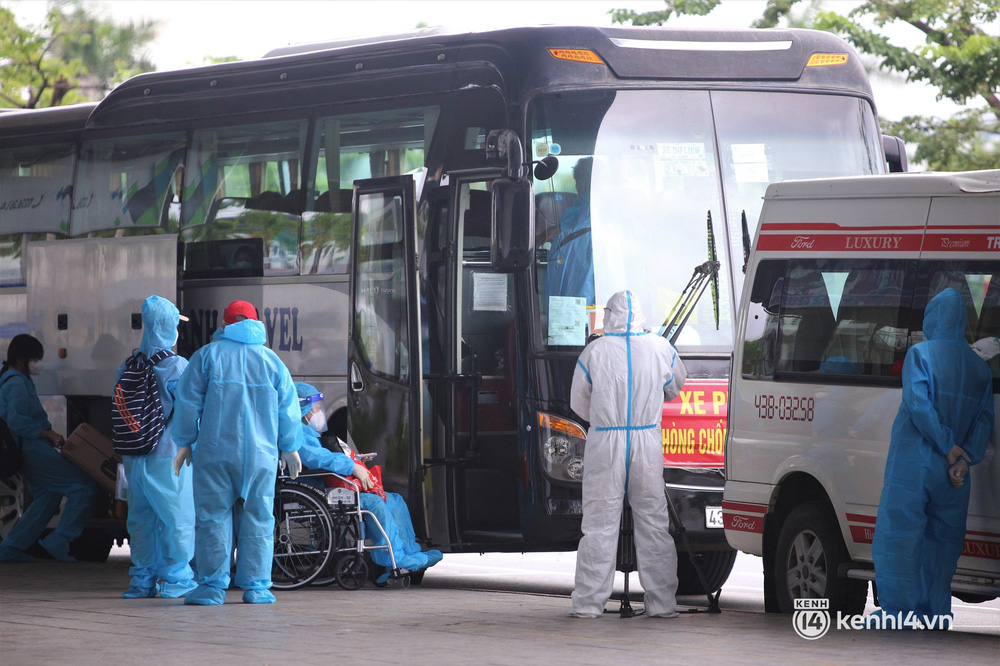 Anh trai ra sân bay, nghẹn ngào nhận tro cốt em gái mất vì Covid-19: Ở nhà gia đình đã lập sẵn bàn thờ, chỉ chờ ngày đón em về-22