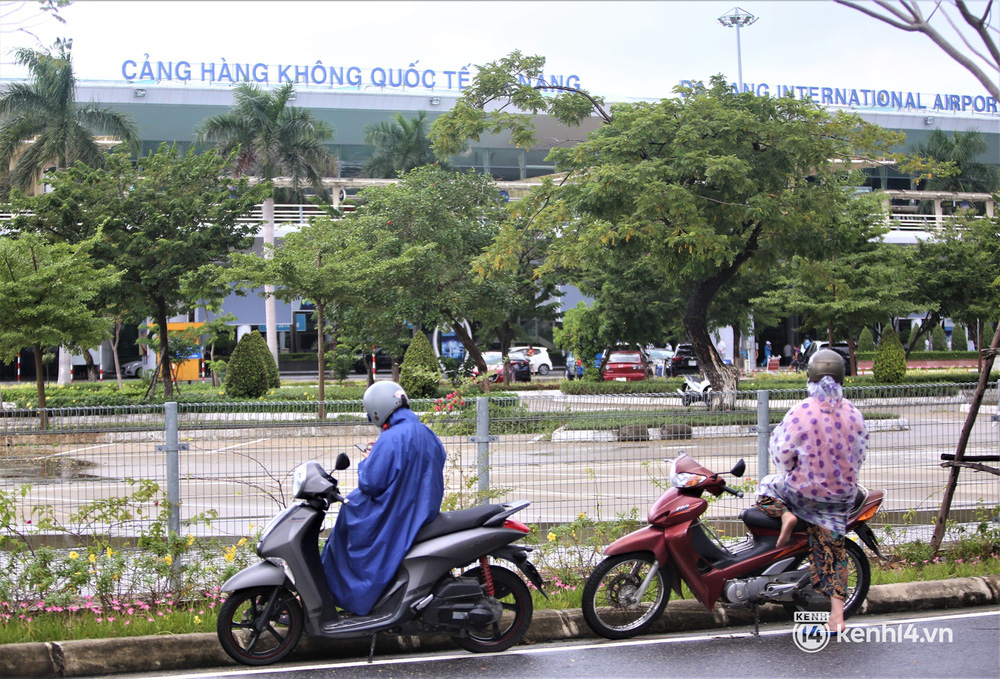 Anh trai ra sân bay, nghẹn ngào nhận tro cốt em gái mất vì Covid-19: Ở nhà gia đình đã lập sẵn bàn thờ, chỉ chờ ngày đón em về-9