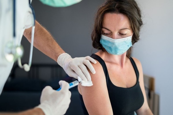 Sưng hạch bạch huyết sau tiêm vaccine Covid-19 có đáng lo?-1