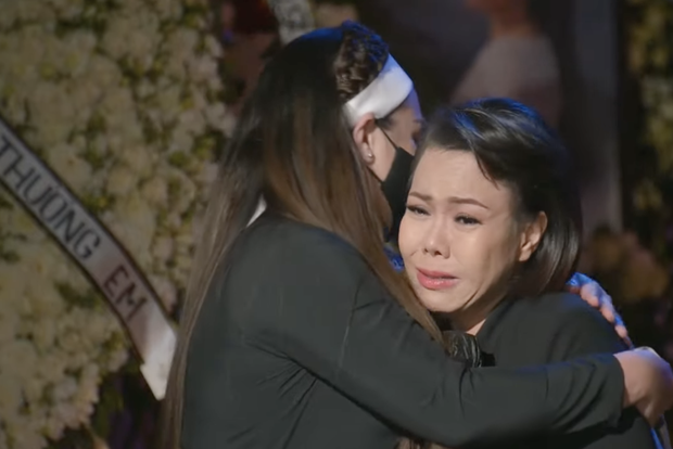 Tang lễ cố ca sĩ Phi Nhung ở Mỹ: Việt Hương khóc nức nở trong vòng tay Wendy Phạm, tiết lộ di nguyện cuối cùng của cố nghệ sĩ-11