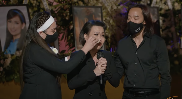 Tang lễ cố ca sĩ Phi Nhung ở Mỹ: Việt Hương khóc nức nở trong vòng tay Wendy Phạm, tiết lộ di nguyện cuối cùng của cố nghệ sĩ-12