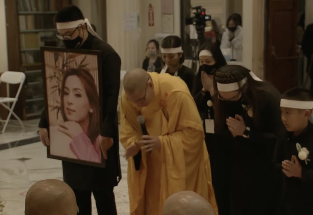 Tang lễ cố ca sĩ Phi Nhung ở Mỹ: Việt Hương khóc nức nở trong vòng tay Wendy Phạm, tiết lộ di nguyện cuối cùng của cố nghệ sĩ-6