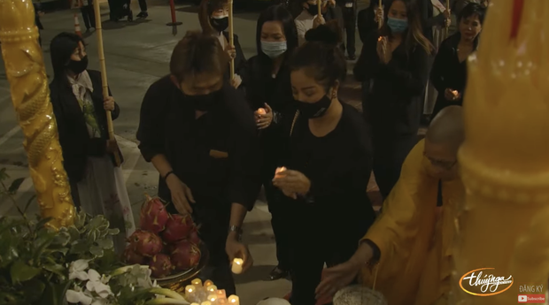 Tang lễ cố ca sĩ Phi Nhung ở Mỹ: Việt Hương khóc nức nở trong vòng tay Wendy Phạm, tiết lộ di nguyện cuối cùng của cố nghệ sĩ-4