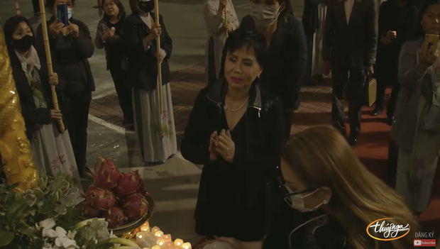Tang lễ cố ca sĩ Phi Nhung ở Mỹ: Việt Hương khóc nức nở trong vòng tay Wendy Phạm, tiết lộ di nguyện cuối cùng của cố nghệ sĩ-3