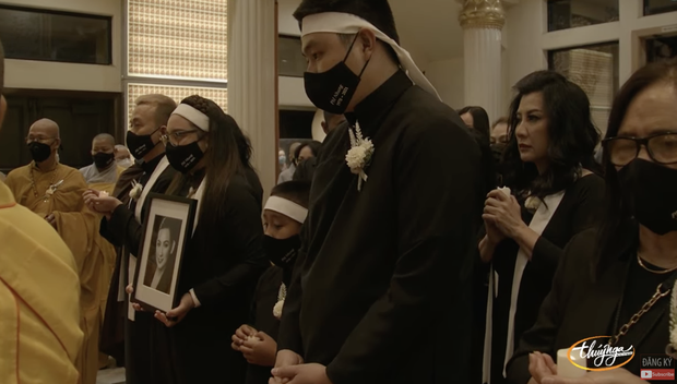 Tang lễ cố ca sĩ Phi Nhung ở Mỹ: Việt Hương khóc nức nở trong vòng tay Wendy Phạm, tiết lộ di nguyện cuối cùng của cố nghệ sĩ-2