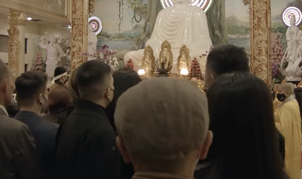 Tang lễ cố ca sĩ Phi Nhung ở Mỹ: Việt Hương khóc nức nở trong vòng tay Wendy Phạm, tiết lộ di nguyện cuối cùng của cố nghệ sĩ-1