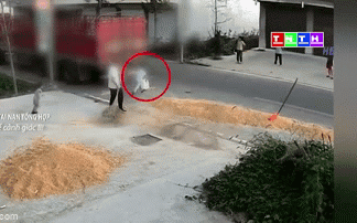 Máy gặt nuốt gọn cậu bé vào gầm khi đang mải chơi, bố mẹ la hét thất thanh lao ra ôm lấy con-1