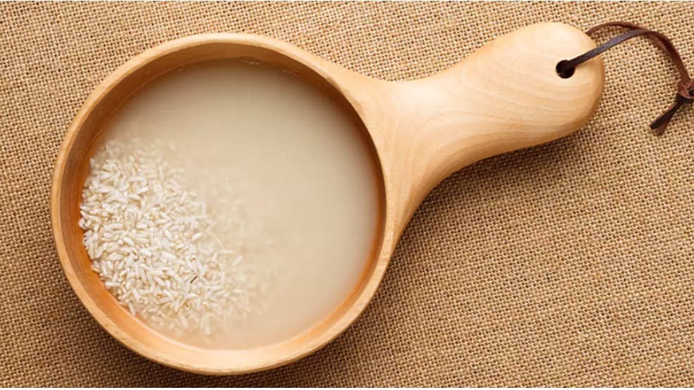 Lợi ích bất ngờ từ nước vo gạo: Chống rụng tóc, giữ ẩm da và một loạt công dụng khác-1