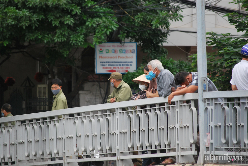 Hà Nội: Hơn nửa ngày nỗ lực tìm kiếm, vẫn chưa thấy cụ bà nhảy xuống sông Tô Lịch-2